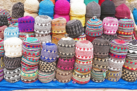 丰富多彩的详细非洲人在摩洛哥市场上销售的彩色羊毛帽数量众多图片