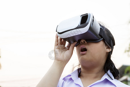 穿着VR设备的女性背景图片