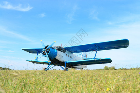 蓝色的塞斯纳小型实用飞机在有蓝天的场飞行细节天空图片