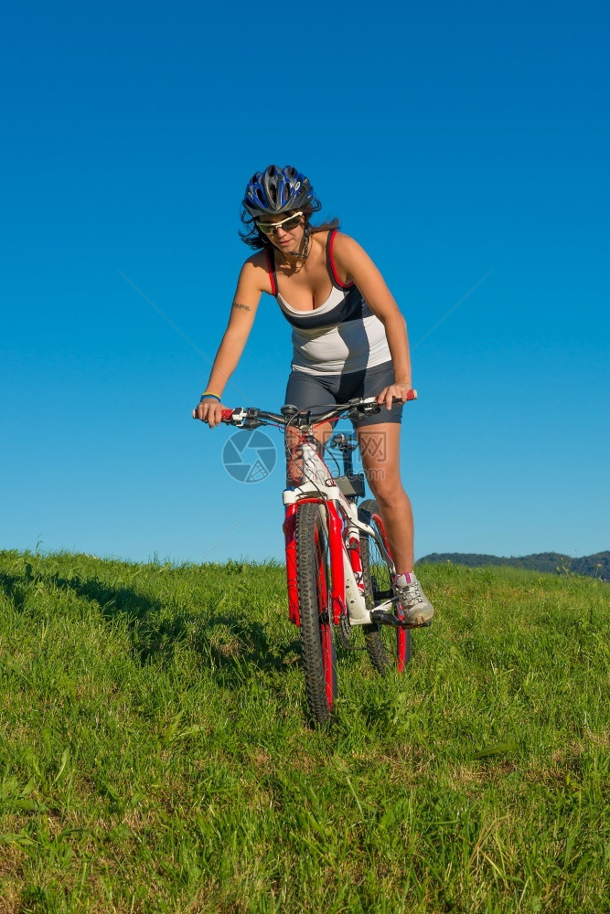 骑山地自行车的女孩图片