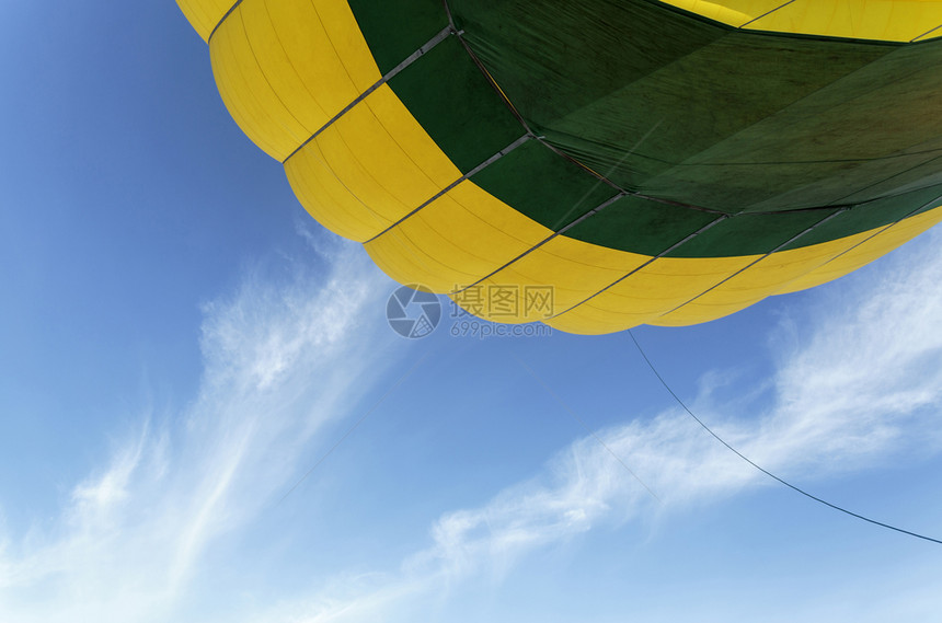 温热空气球信封的最小化视图背景有蓝天空热的黄色绳索图片