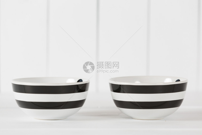 2个旧厨房碗用作集装箱手指具白色的图片