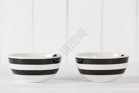 2个旧厨房碗用作集装箱手指具白色的背景图片