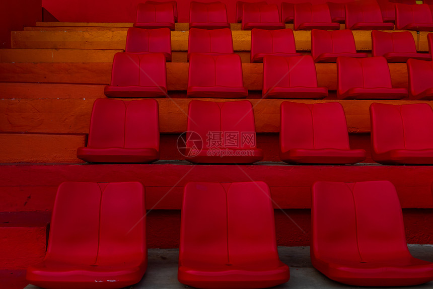 为了运动体育场的红色塑料椅等待球迷时使用红塑料椅在体育场内空无一排红色座椅的粉丝图片