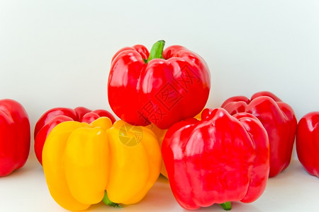 食物生的黄色白背景红胡椒和生照片图片