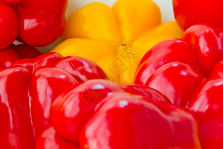 白色的食物素主义者白背景红黄胡椒和生照片图片