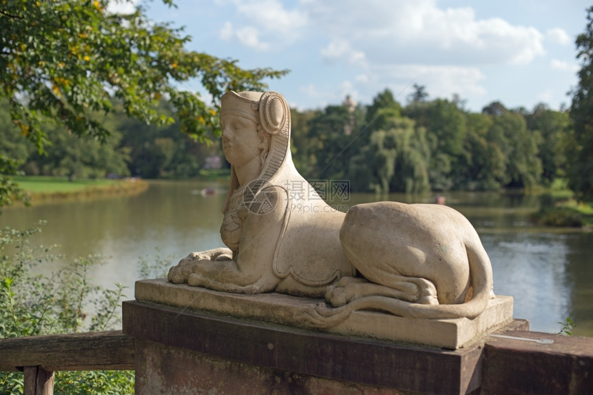女士神话的勋布什斯芬克雕像在阿沙芬堡附近的Schoenbusch公园图片