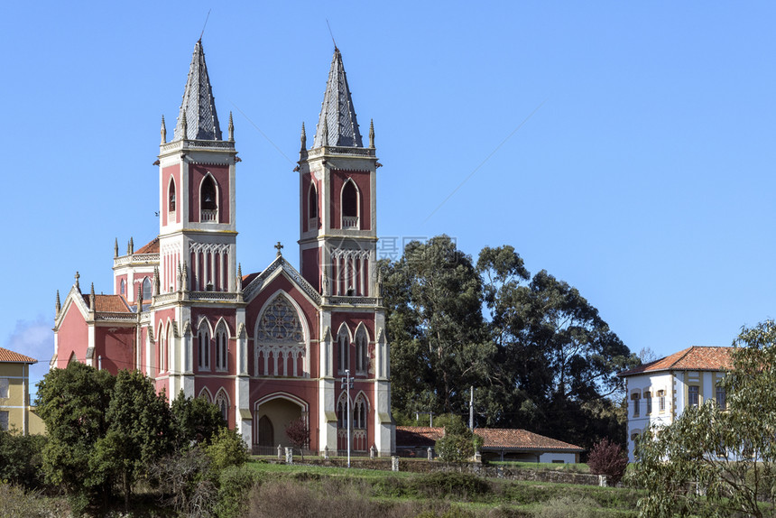 北方艾伦西班牙北部坎塔布里亚地区小城镇Corbreces的教堂图片