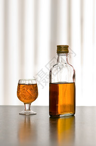 餐桌上的威士忌和酒杯科涅克白兰地桌子饮料图片