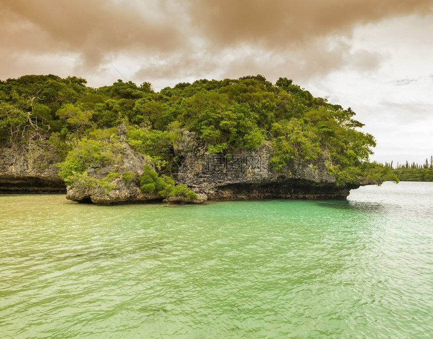 小岛岩石水南太平洋新喀里多尼亚Pines岛的卡图马罗克KatumaRock图片