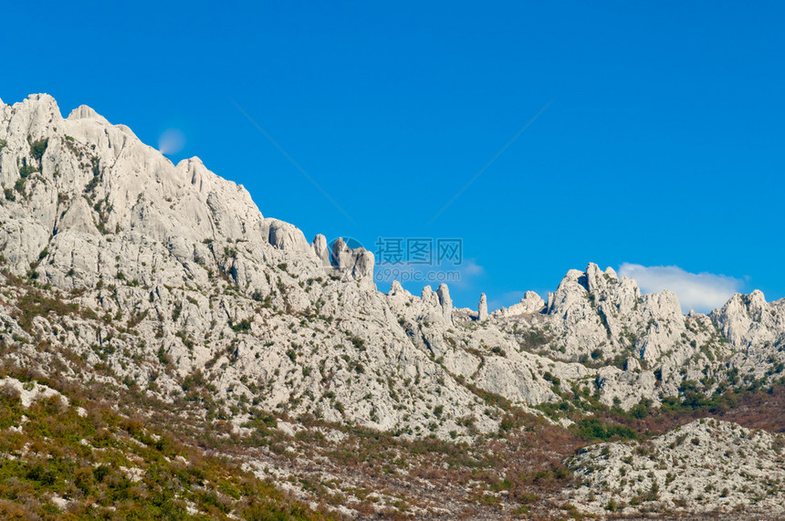 白色岩石山峰图片