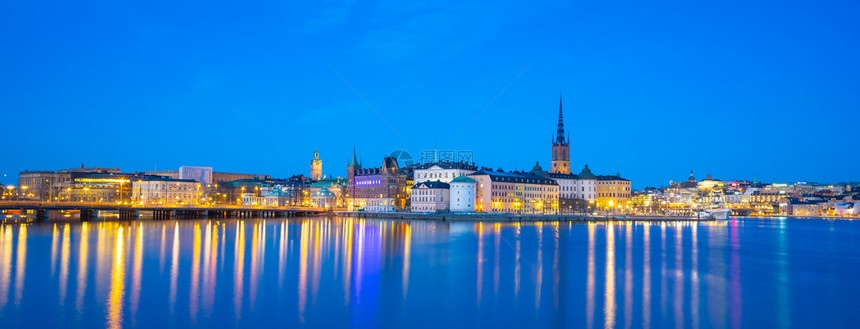 瑞典斯德哥尔摩河岸边的夜景建筑图片