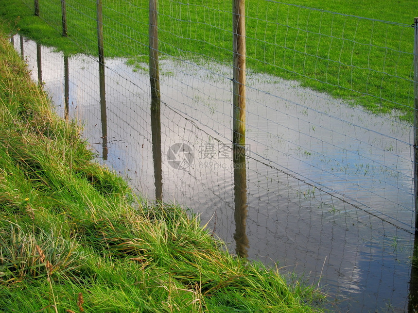 水在草原上的栅栏一种图片