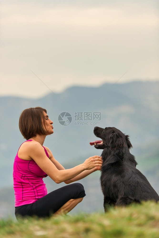 山顶上的狗和女主人图片