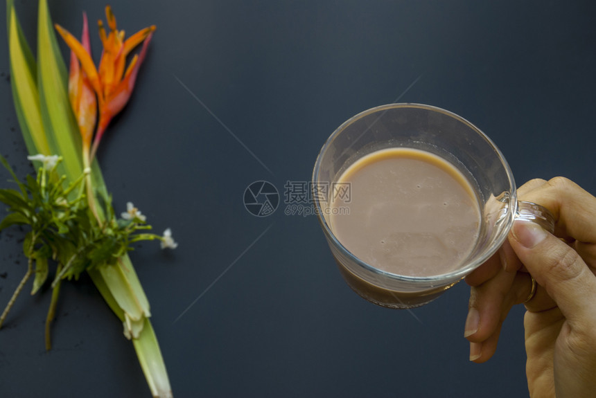 一杯咖啡在即将饮酒的女人手中此处叩头清爽杯子喝图片