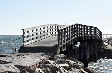 水路造海墙的木桥和码头海洋水图片