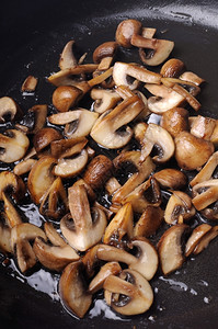 在煎锅里用黄油切成的炒蘑菇一步配方食谱为了沸腾图片