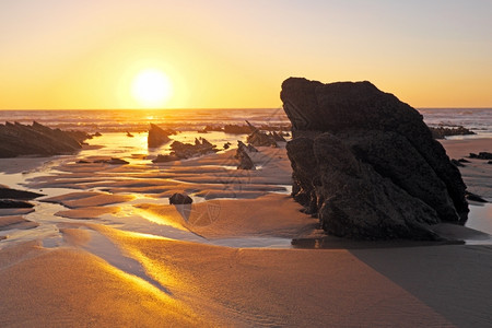 欧洲日落海洋葡萄牙亚特兰海的自然岩石在黄昏时图片