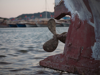 海水引擎土耳其港口的小船螺旋桨车图片