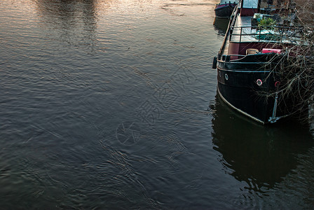 日落时停在泰晤士河岸上的一艘船邱云停放图片