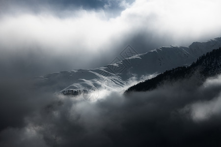云雾缭绕的山顶图片
