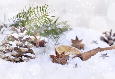 食物分支锥体雪上圣诞节和冬季装饰品上的埃利斯星和肉桂图片