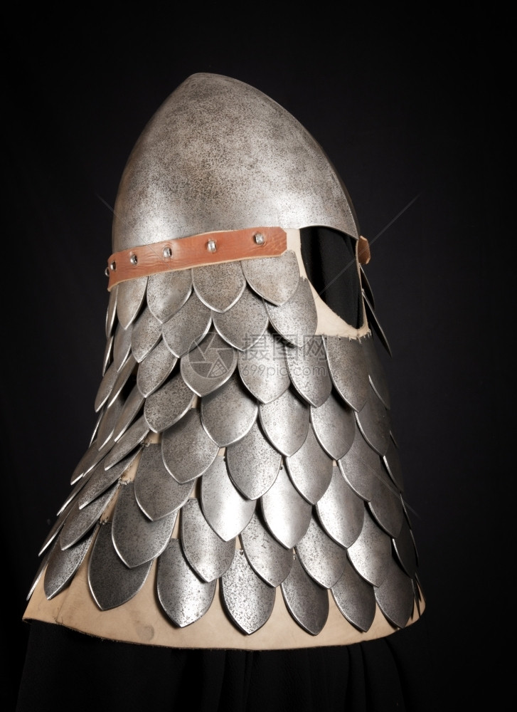 中世纪骑士的铁头盔非常重的饰金属伪造的图片