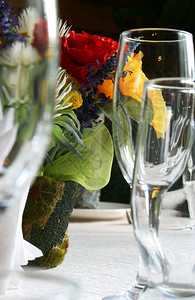 餐厅的鲜花与玻璃杯图片