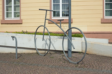 一种石头由金属艺术制造的自行车鹅卵石图片