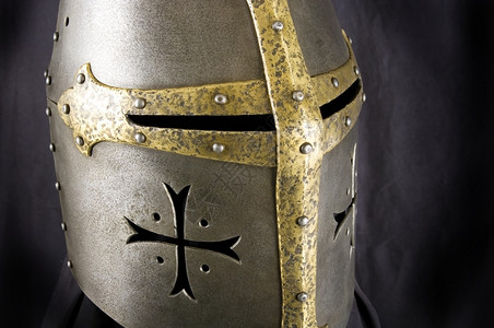 中世纪骑士的铁头盔非常重的头盔图片