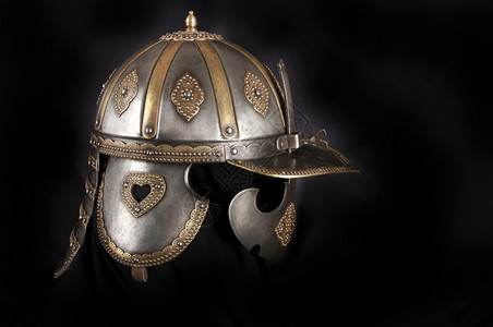 中世纪骑士的铁头盔非常重的传统老饰图片