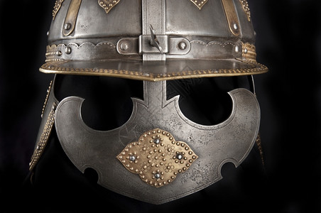 中世纪骑士的铁头盔非常重的伪造铆钉比赛图片