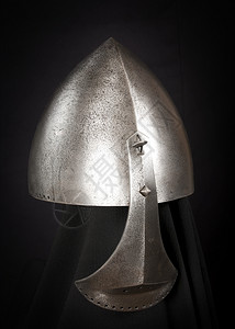 比赛盔甲金属中世纪骑士的铁头盔非常重的图片