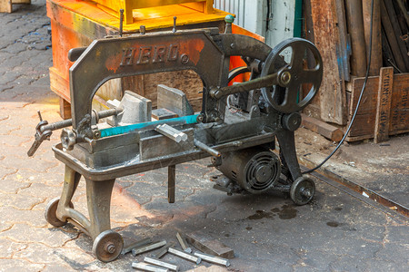 旧式黑锯机工具泰国曼谷动力机器电的图片