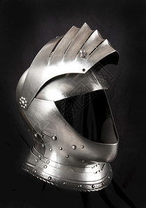 中世纪骑士的铁头盔非常重的文化饰金属图片