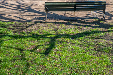 木制的在海德公园享受节日放松的木椅子休息美丽的图片