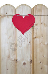 木头上一根线的纸心脏一种木制概念图片