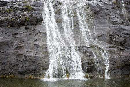 法罗群岛瀑布详细节一法罗群岛的瀑布水一种流动的图片