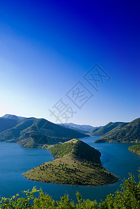 全景的湖泊和山峰图片