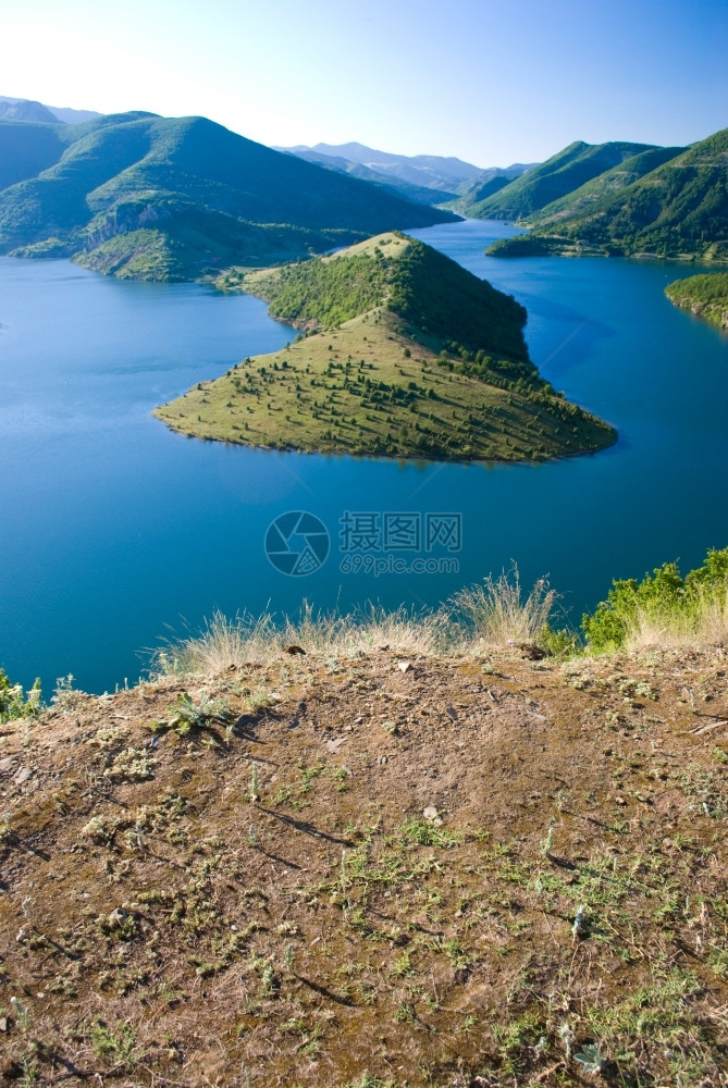 全景的湖泊和山峰图片