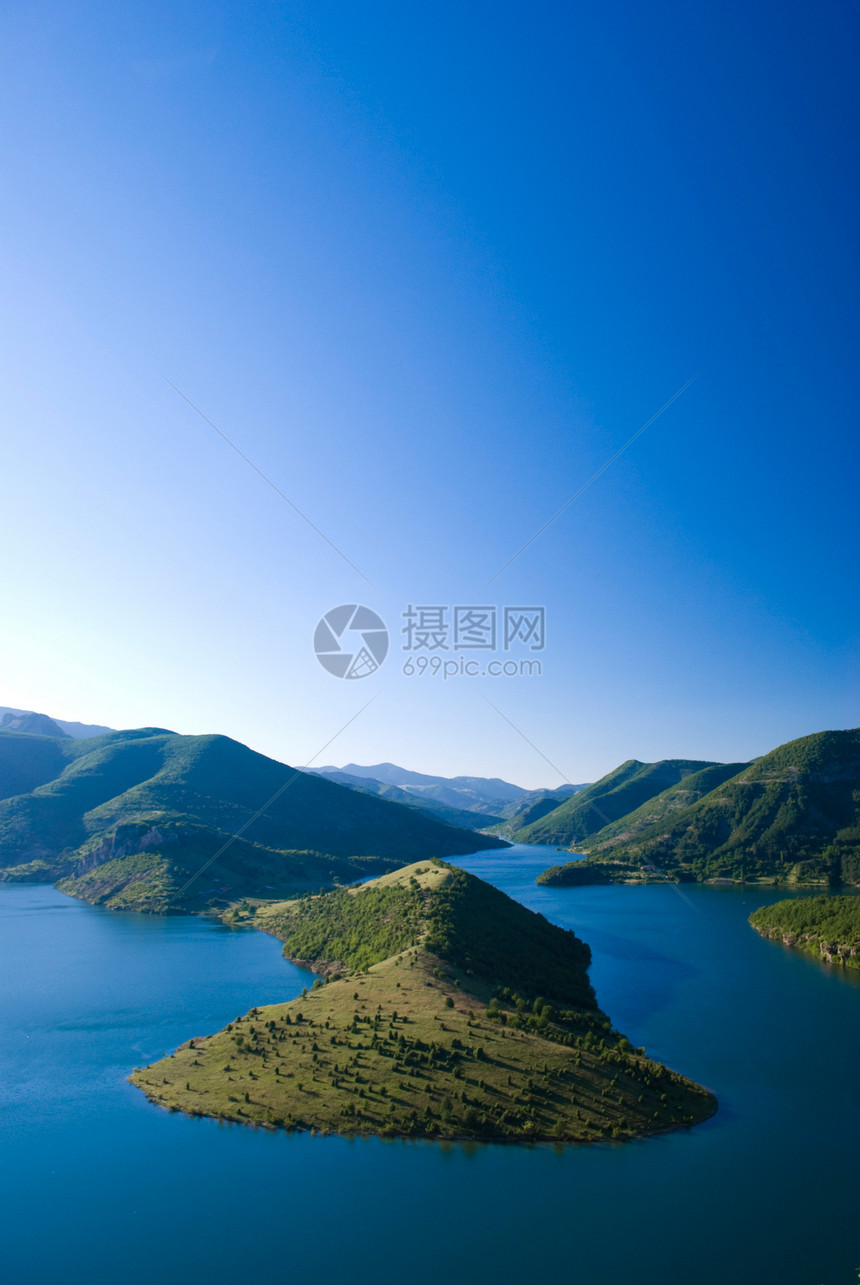全景的湖泊和山峰图片