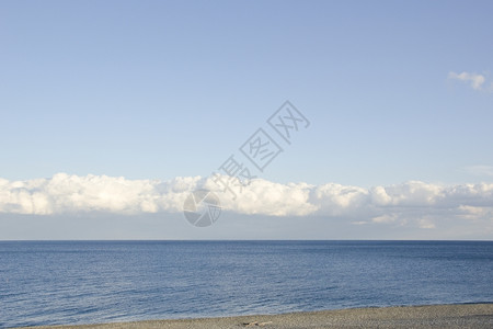 日本海滩和云层的广角视图和风景宽的地平线观图片