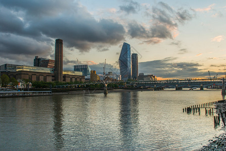 天空王国现代的英伦敦泰特现代美术馆千禧桥和泰晤士河图片