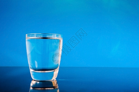 满的蓝色反射表面玻璃水杯健康图片