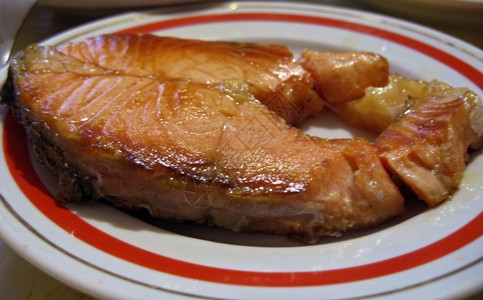 海牛扒吃盘子上的红鱼牛排图片