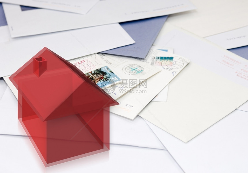 半透明屋邮票生成的半传输式图像显示地址变更移动搬迁和家情况在一堆邮件上打印个房子的半传送式图像表示地址变更图片