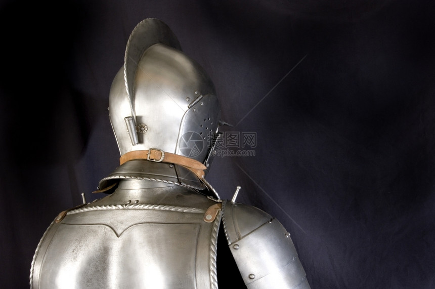 中世纪骑士的盔甲金属保护士兵不受对手冲撞金属保护图片
