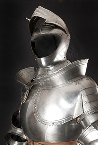 古董优质的老中世纪骑士盔甲金属保护士兵不受对手冲撞金属保护图片