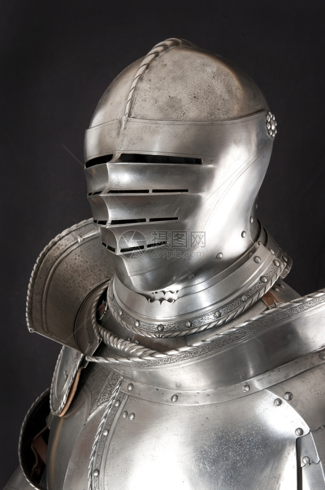 中世纪骑士的盔甲金属保护士兵不受对手冲撞金属保护历史的老头盔图片