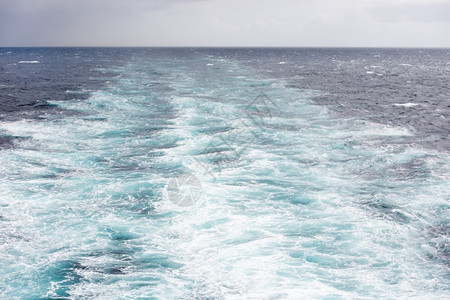 一种惊醒了北大西洋的一艘型船只海洋唤醒图片